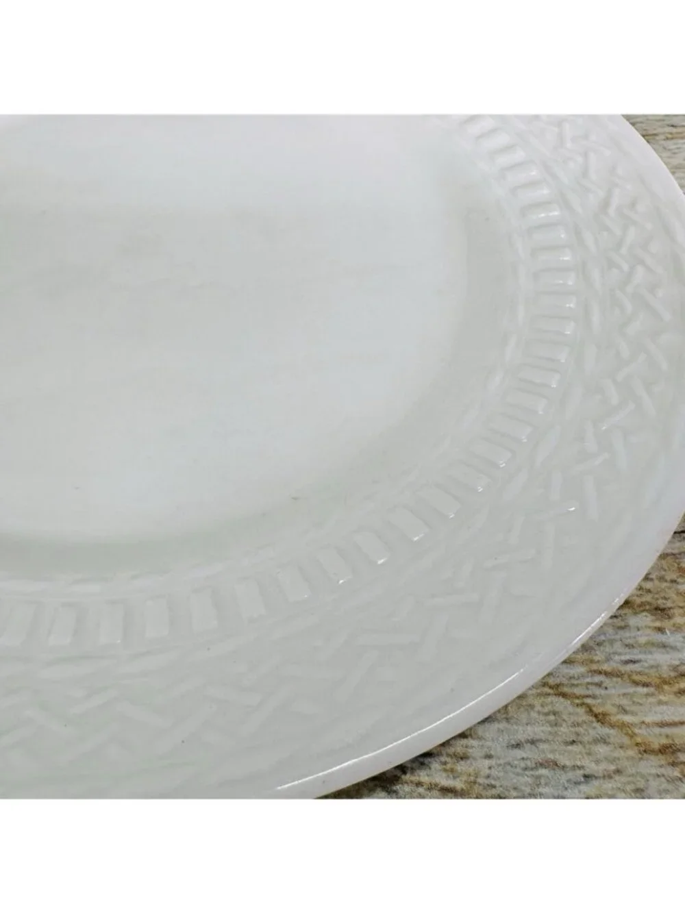 Livingquarters LIQ10 White Embossed Basketweave Lines 7.75